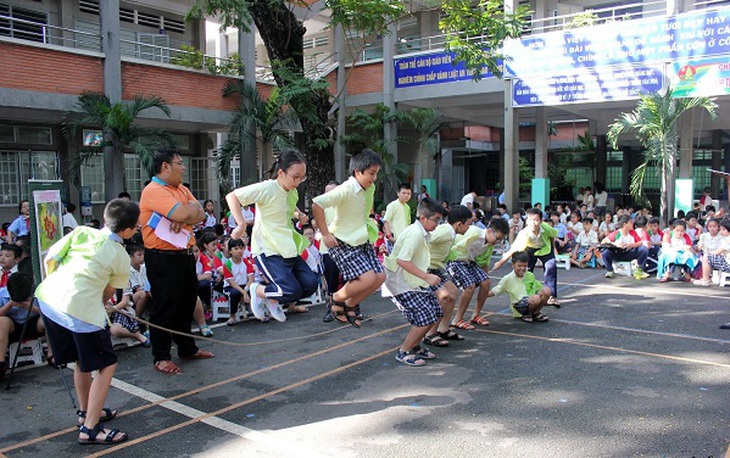 Khuyến khích trẻ tham gia các hoạt động tập thể, hoạt động xã hội, tránh tiếp xúc với phim ảnh, các trò chơi bạo lực...